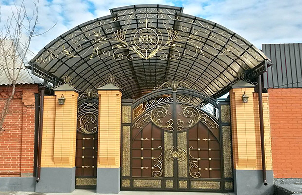 Купить или заказать ворота для дома с навесом - стильные и надежные решения для вашего участка в Добрянке от 42610 руб | ВоротМастер-Дбр