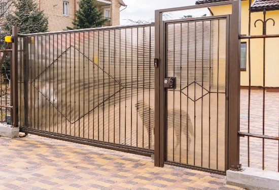 Купить ворота из профлиста с элементами ковки, с металлическими столбами в рамке или под дерево в Добрянке от 157230 руб